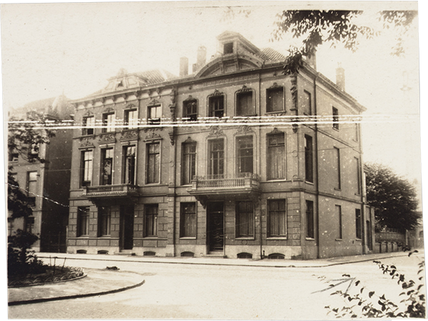 1910, zuidkant: Marktstraat 8 en 6, hoek Kadestraat