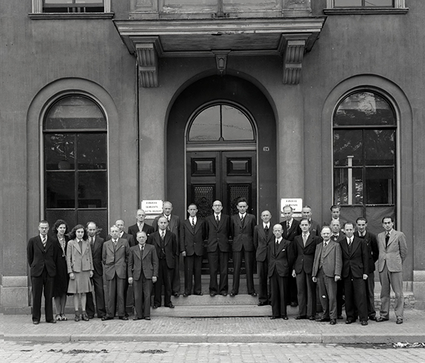 21-6-1944 - Kantoorpersoneel voor het pand aan de Marktstraat 24. Drie maanden later is het verwoest.