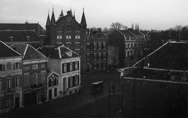 de Marktstraat vanaf het Eusebiusplein, rechts, met de lichte kozijnen: Marktstraat 3