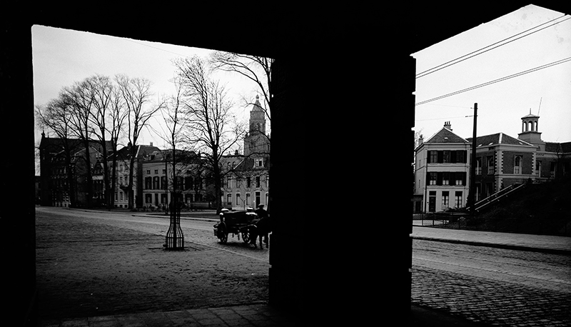 1935 Marktstraat van onder de nog steeds bestaande oprit van de Rijnbrug, Nu is dit de Oranjewachtstraat.